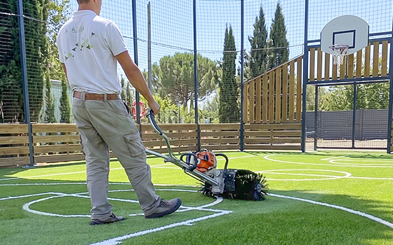 Brosser - redresser les fibres d'un gazon synthétique sportif