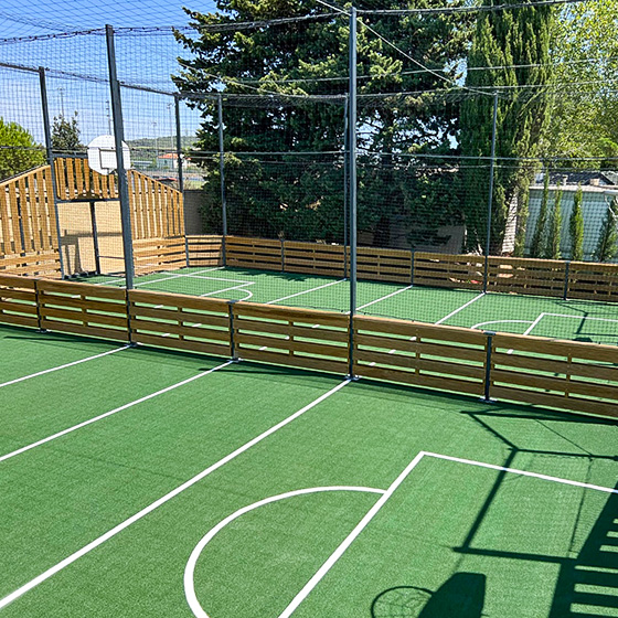 Pose de gazon artificiel sportif pour un city stade dans un camping