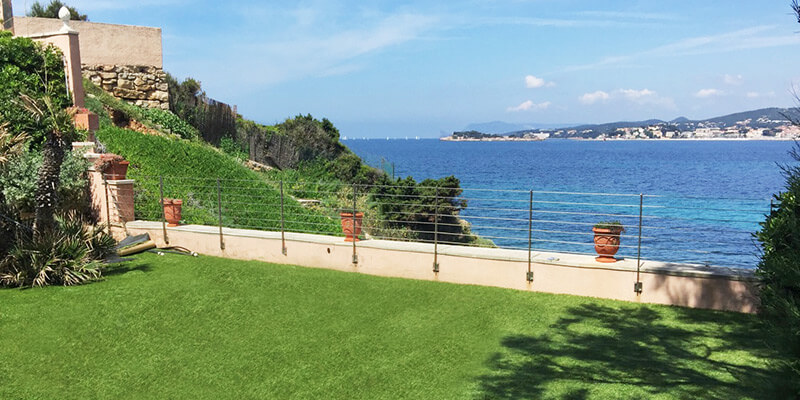 Réalisation d'une pose de pelouse artificielle sur un balcon vue mer