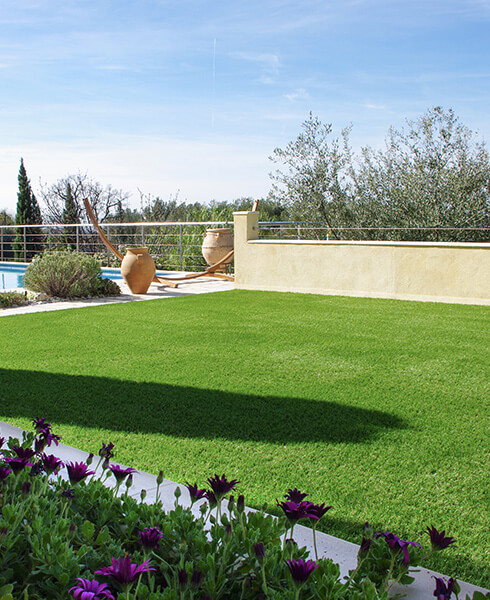 Joli coin terrasse en gazon artificiel