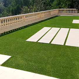 Terrasse avec balustres et pelouse synthétique