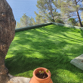Toit terrasse en gazon artificiel avec vue mer