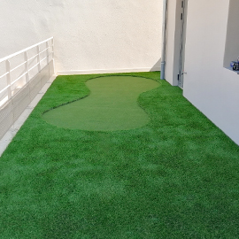 Balcon en gazon artificiel avec mini-golf en gazon