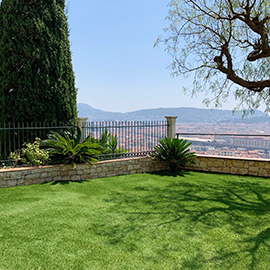Balcon et gazon artificiel avec vue dégagée