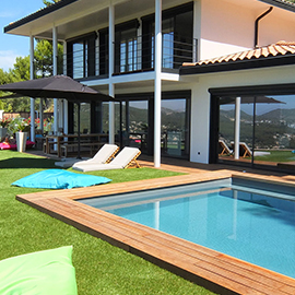 Maison moderne et piscine avec pelouse artificielle