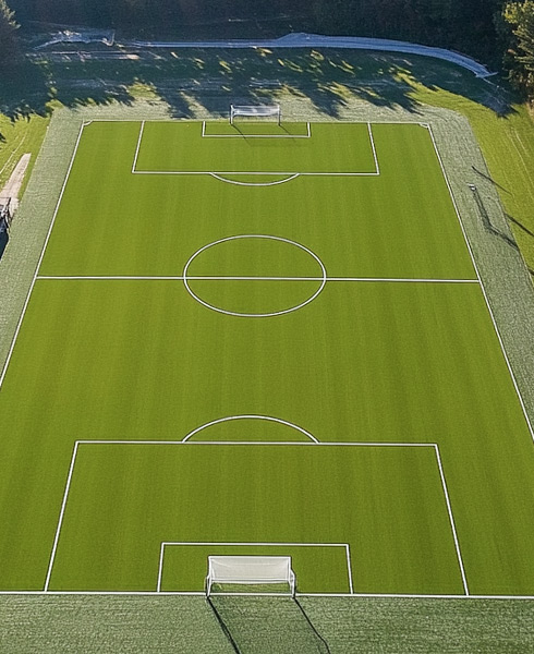 Vue aérienne d'un terrain de football en pelouse synthétique