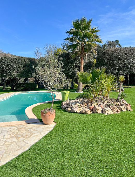 Grand jardin arboré avec piscine et pelouse synthétique