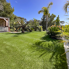 Jardin en pelouse synthétique et cuisine d'été