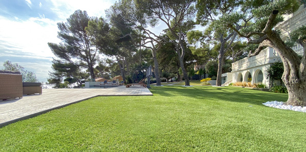 Jardin avec vue mer recouvert de gazon artificiel