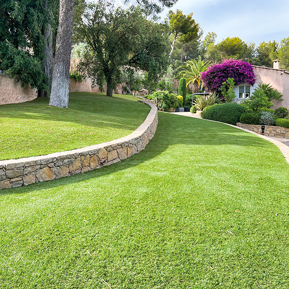Restanques en gazon synthétique dans un jardin