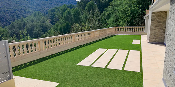 Terrasse en fausse pelouse avec dalle carrelage