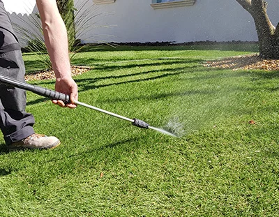 Zoom sur l'action d'un nettoyeur haute pression sur un gazon synthétique