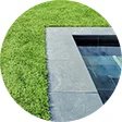 Bord de piscine avec margelles et pelouse synthétique
