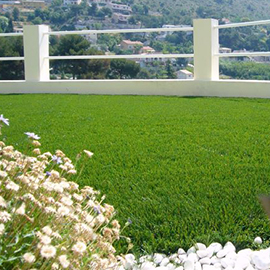 Réalisation de balcon en faux gazon