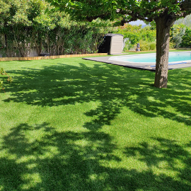 Contours de piscine et pelouse synthétique