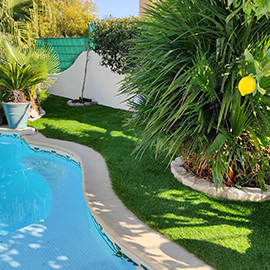 Contours de piscine et pelouse synthétique