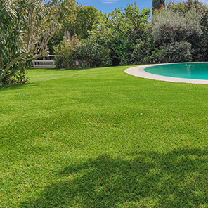 Pose de gazon synthétique autour de dalles en pierre