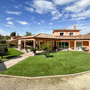 Pose de gazon synthétique autour de dalles en pierre