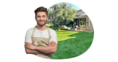 Poseur Azurio devant un jardin en gazon synthétique