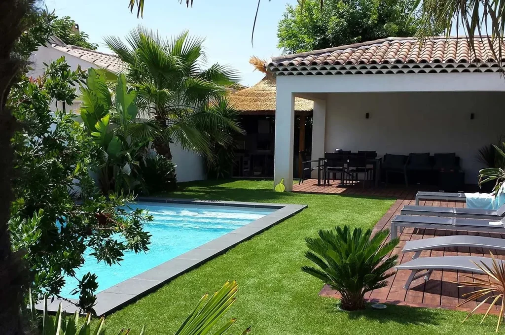 Bords de piscine en gazon artificiel : Agaira 32