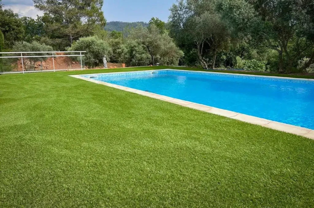 Piscine rectangulaire et contours en pelouse artificielle Agaira 32 mm