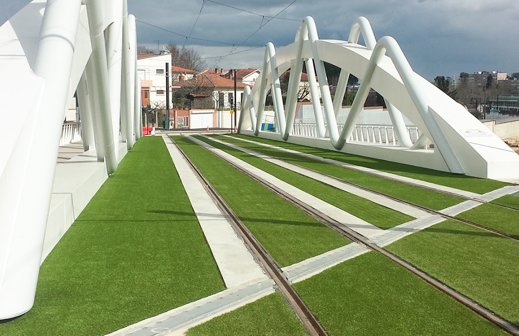 Installation de faux gazon Smally 22 mm pour tramway