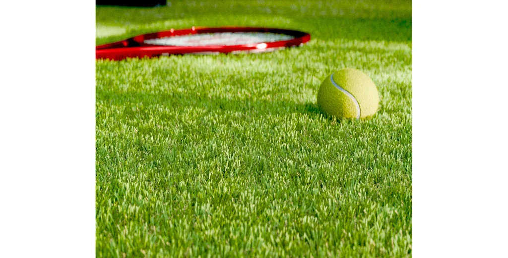 Modèle de gazon artificiel Agaira 32 mm, avec une raquette et une balle de Tennis