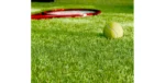 Modèle de gazon artificiel Agaira 32 mm, avec une raquette et une balle de Tennis