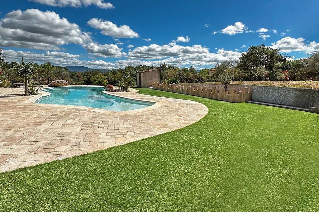Jardin avec piscine et gazon synthétique avec découpes arrondies