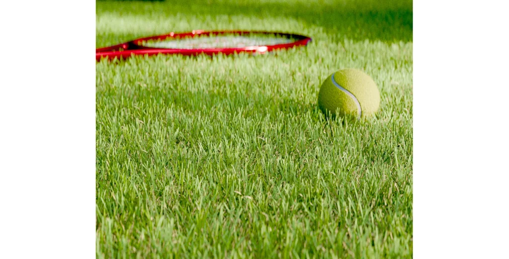 Gazon artificiel Luxe 50 installé avec une raquette et une balle de Tennis