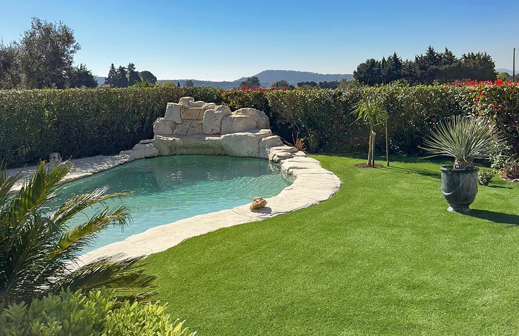 Pelouse artificielle Luxe 50 autour d'une piscine lagon