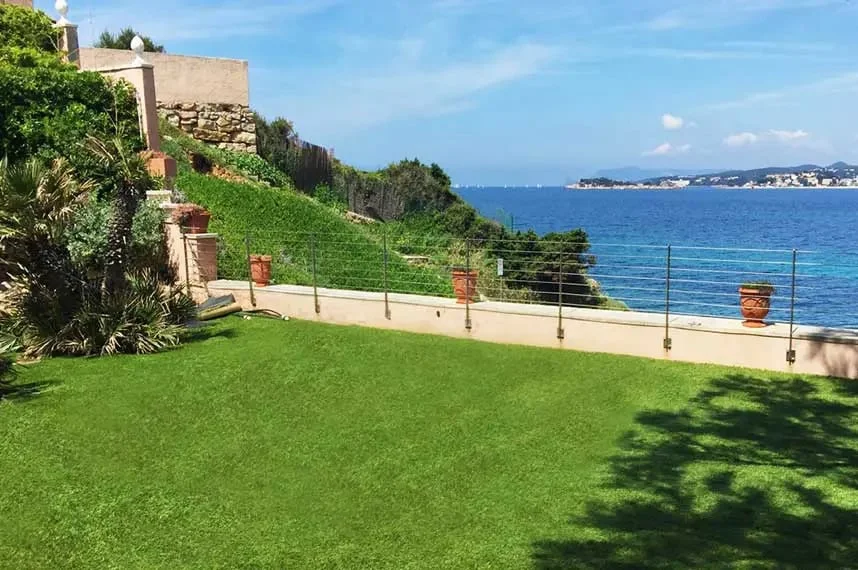 Grands balcons vue mer en gazon synthétique : Millenium 42 mm