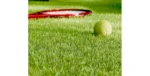 Gazon artificiel Millenium 42 installé avec une raquette et une balle de Tennis