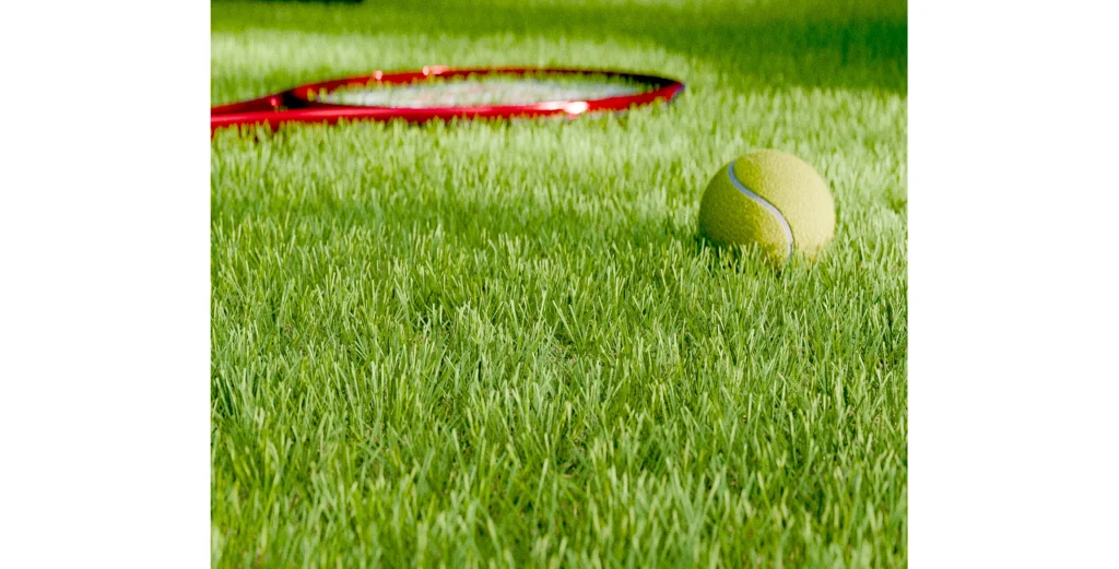 Gazon artificiel Millenium 50 installé avec une raquette et une balle de Tennis