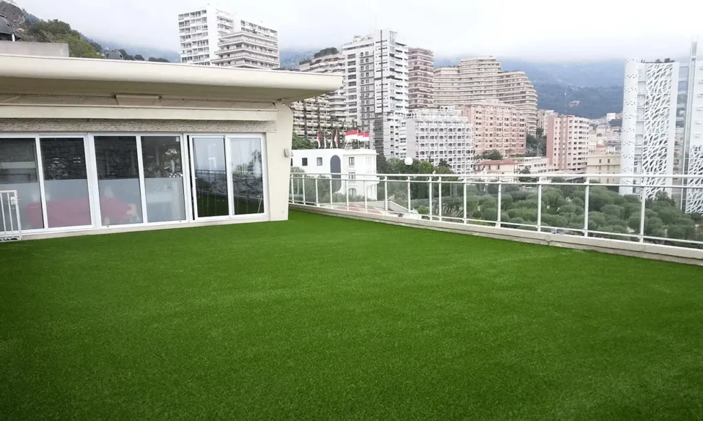 Grande terrasse recouverte de gazon artificiel - Smally 22