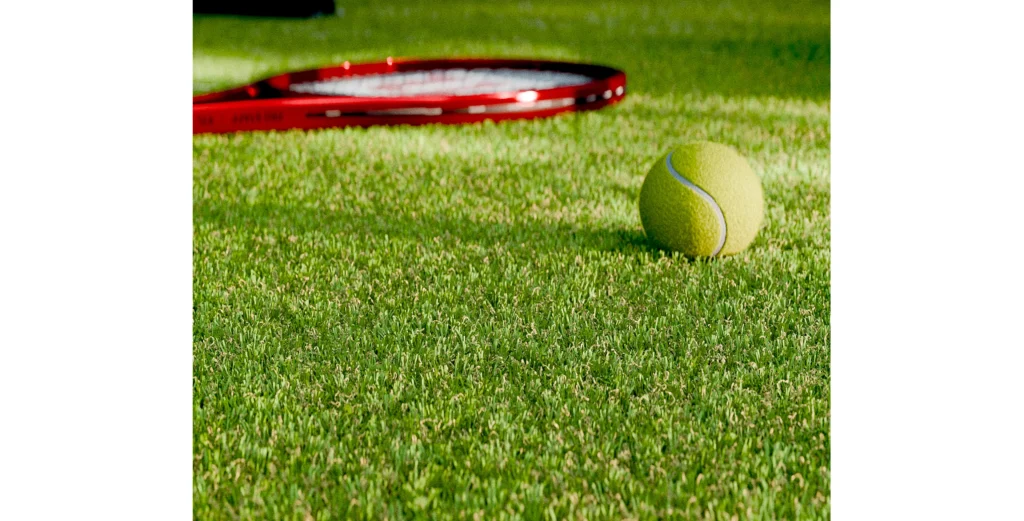 Faux gazon Smally 22 mm, avec une raquette et une balle de Tennis