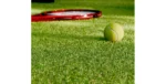 Faux gazon Smally 22 mm, avec une raquette et une balle de Tennis