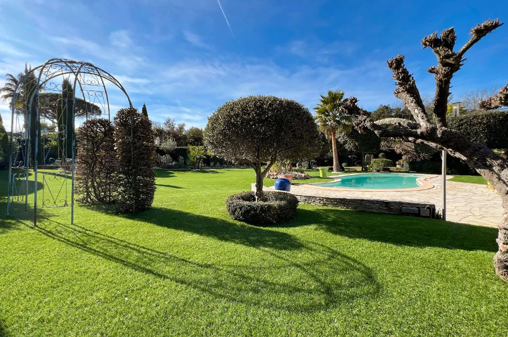 Grand jardin arboré et gazon synthétique modèle Luxe 50