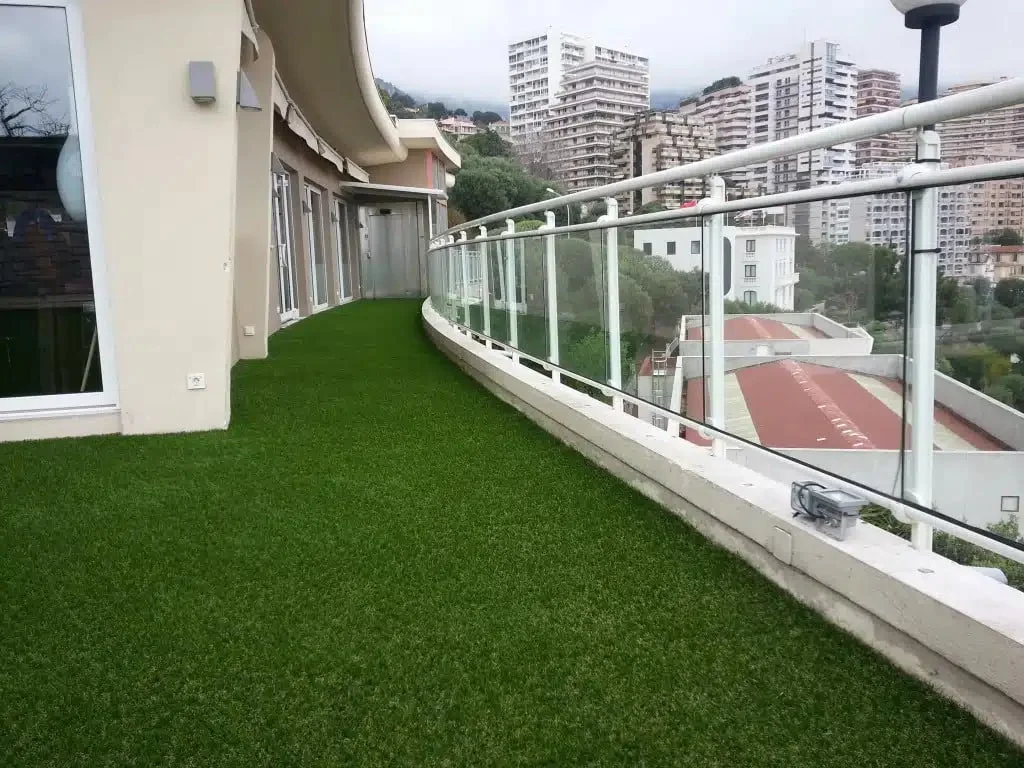 Balcon en ville recouvert de gazon synthétique - Azurio Smally 22