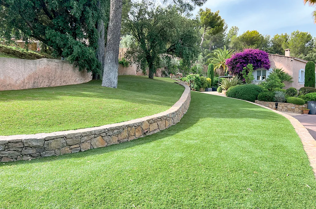 Jardin avec restanques en gazon synthétique Azurio modèle Luxe 50 mm