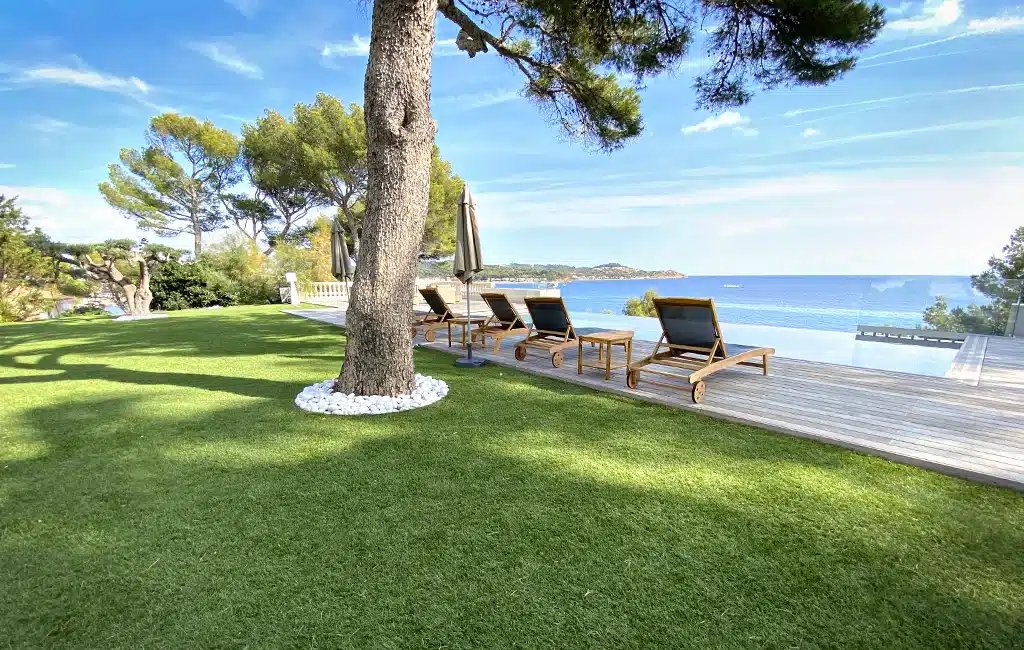 Réalisations 3 Espace extérieur avec gazon synthétique et piscine vue mer à Toulon