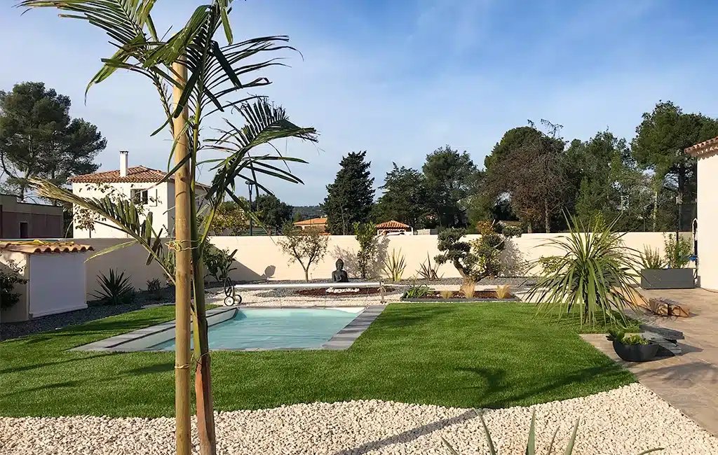 Réalisations 20 Contours de piscine en pelouse artificielle dans le Vaucluse