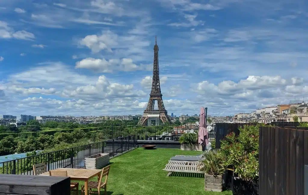 Réalisations 18 Terrasse en pelouse synthétique à Paris avec vue sur la tour Eiffel