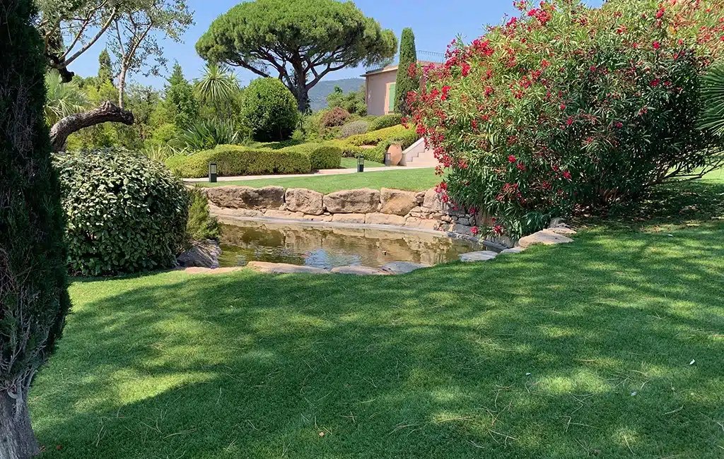 Réalisations 15 Réalisation d'un grand jardin en pelouse artificielle à Avignon