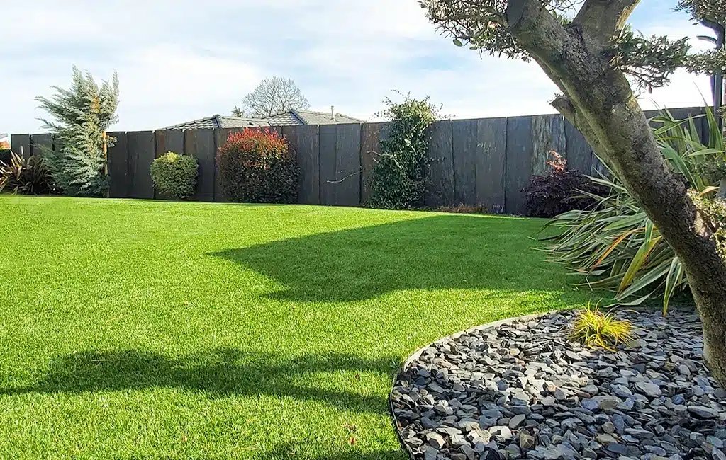 Réalisations 12 Jardin à Lille avec gazon synthétique et bordure en acier