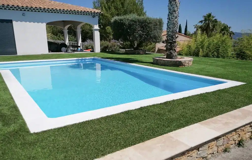 Réalisations 16 Contours de piscine en gazon synthétique à Nîmes