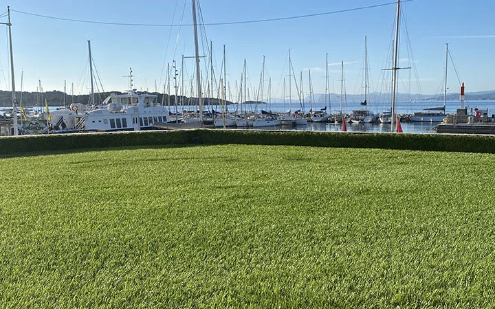 Pelouse synthétique posée sur un toit