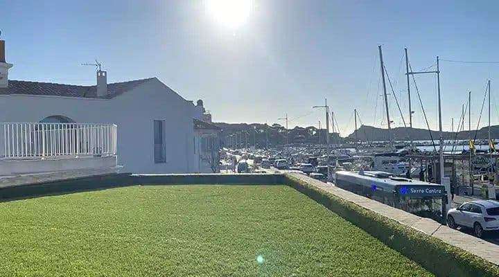 Gazon synthétique pour hôtels et restaurants 3 Toit terrasse d'un restaurant en gazon synthétique
