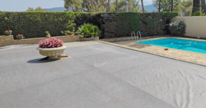 Illustration de l'article : Géotextile pour gazon synthétique : pourquoi est-il indispensable ?