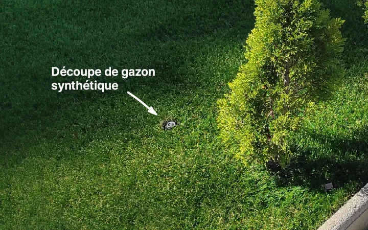 Découpe de gazon synthétique autour d'une buse d'un arrosage automatique